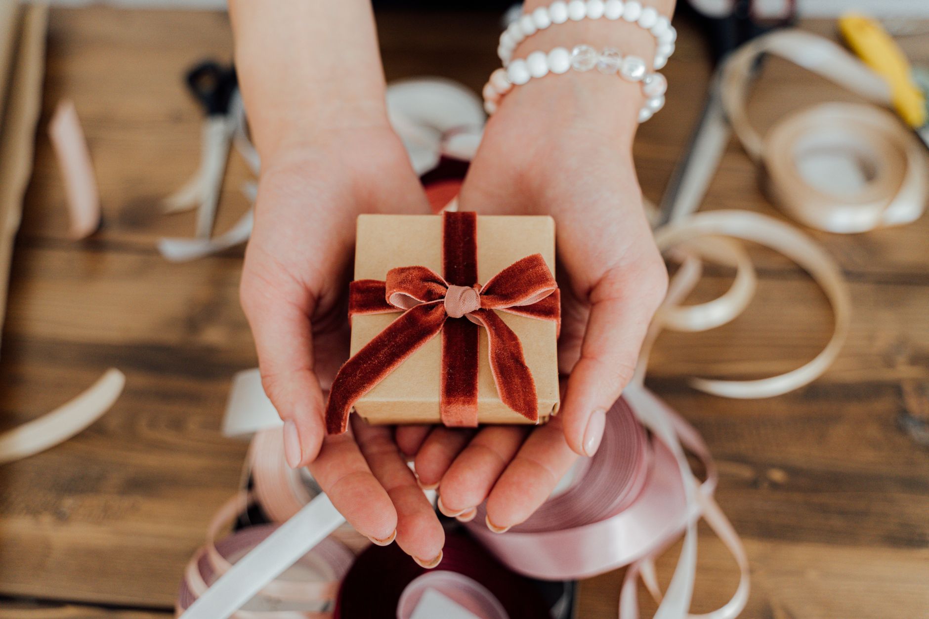 Dos and Don’ts of Gift Giving for Your Crush
